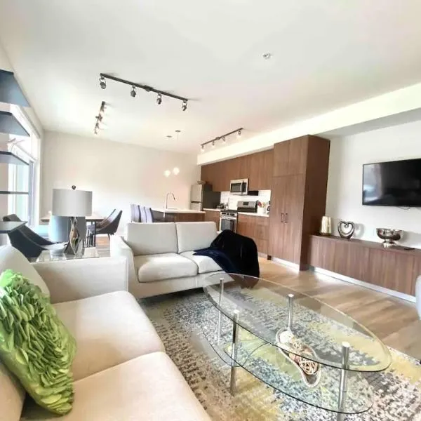 Brand New 3-Bedroom Condo in the Heart of Sidney, מלון בסידני