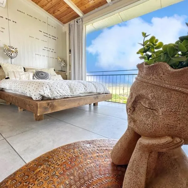 על קצה ההר: Yoqne‘am şehrinde bir otel