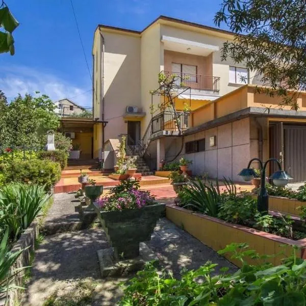 Viesnīca Apartments with a parking space Losinj, Losinj - 20930 pilsētā Mali Lošinja