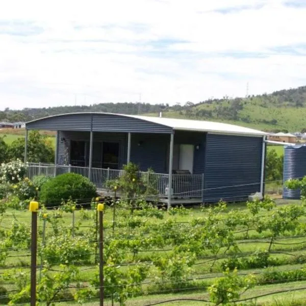Country styled cottage set amidst vineyard/orchard, hotel a Old Beach