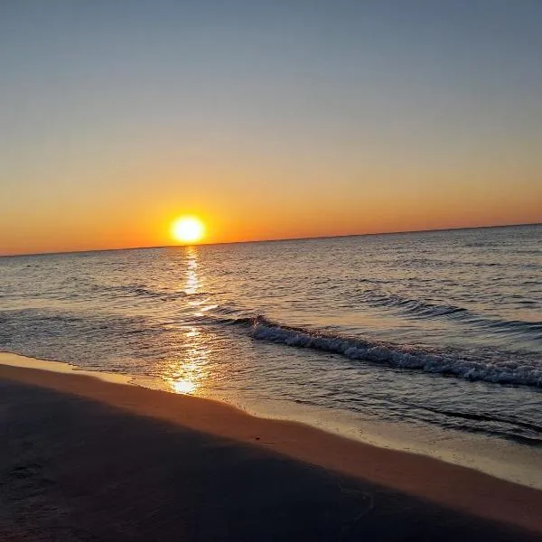 domek Drewniany na wiejskiej, hotel v destinácii Lubiatowo