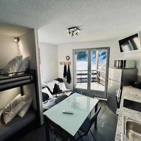 STUDIO CENTRE STATION - REFAIT A NEUF 4 PERSONNES, hotel in Laveissière