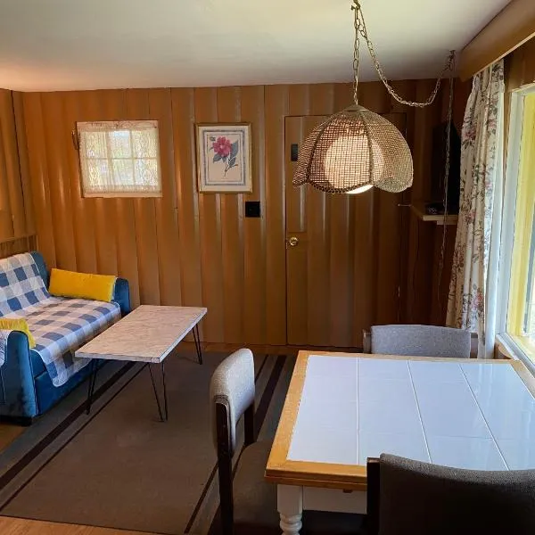 Amber Lantern One-Bedroom Cottage, hotel v destinaci Lake George