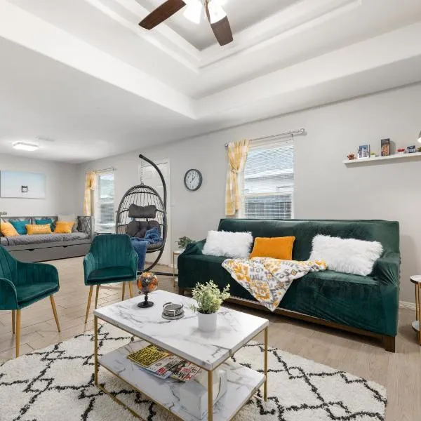 Stylish Furnished 2Bd 2Ba Apartment with Wifi Close to Shopping and Entertainment in McAllen Month to month contract on long term stays, hotel in Edinburg