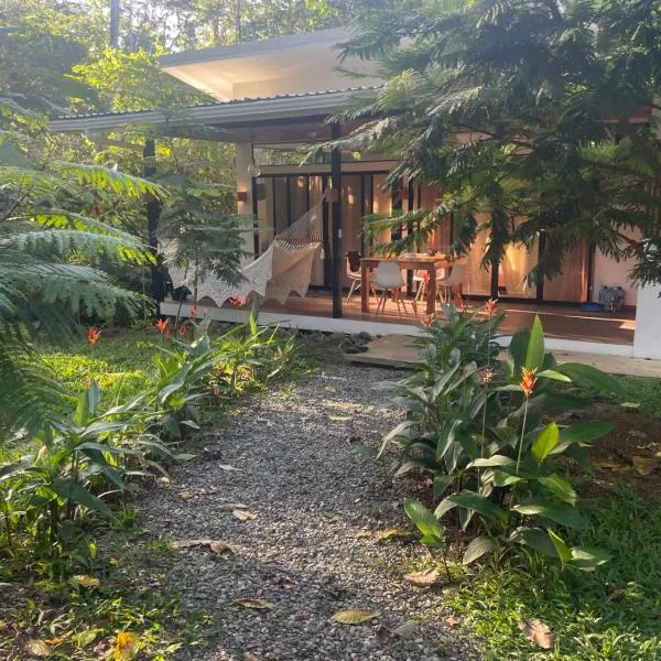 Caribbean Irie - charming, luxurious bungalow in nature with AC & fiber optic wifi, ξενοδοχείο σε Puerto Viejo