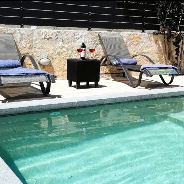 Villa Iliogioma with private pool and sea view, hotel em Vathí