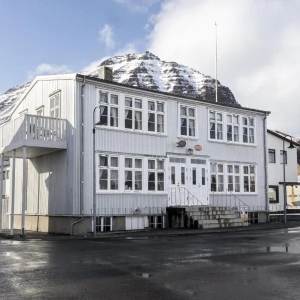 Einarshúsid Guesthouse, hotel di Bolungarvík