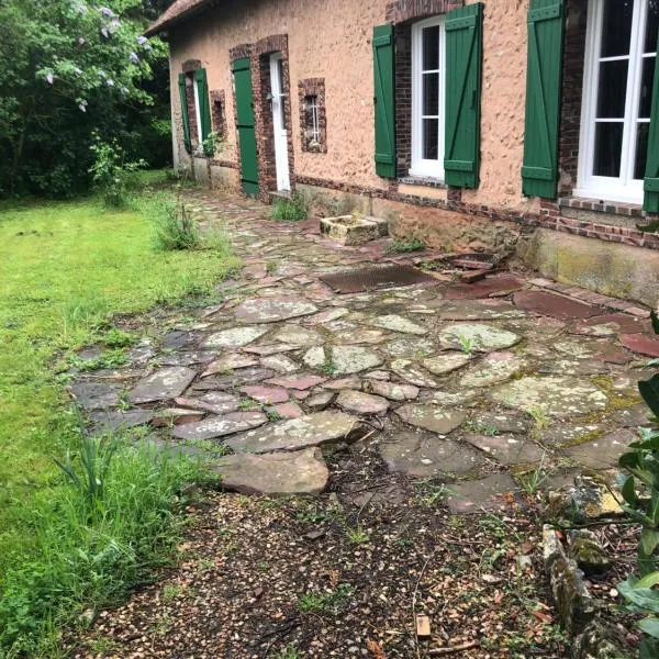 Grande chambre avec salle de bain et WC privés، فندق في Saint-Arnoult-des-Bois