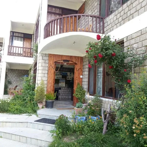 Tourist Hotel 10 minutes walking distance from the mall – hotel w mieście Manāli