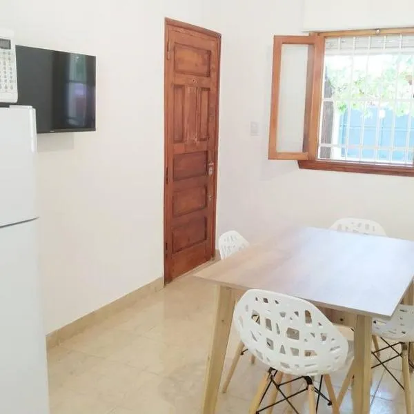 Alquiler por dia Departamento 4 personas Gral Roca Casita Artigas、ヘネラル・ロカのホテル