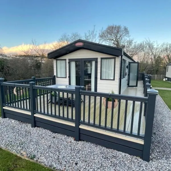 3 bed luxury lodge in Clennon View at Hoburne Devon Bay, hotel v destinaci Goodrington
