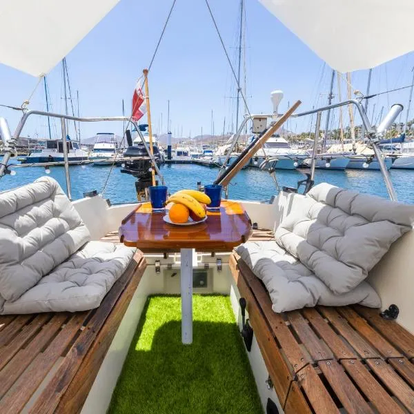 Seaside Chill-out Stay on a Sail Yacht, hotell i Puerto Calero