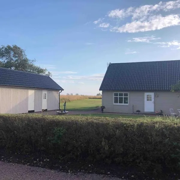Modern house, views over the fields 5 min to beach, hotel v destinaci Halmstad