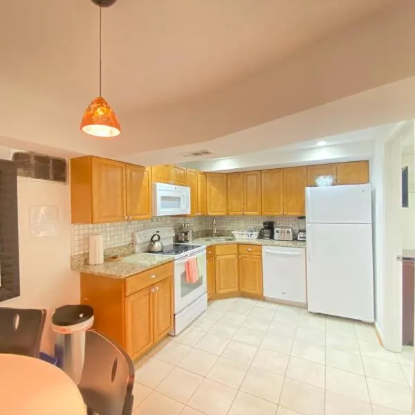 COMFY Basement Home 2 Bdrm1Den 3Queen Beds, hotel a Washington