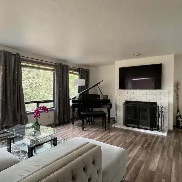 Spacious, Cheerful, Modern Home 5 BR, 3BA, 2KIT, hotel v destinaci Shoreline