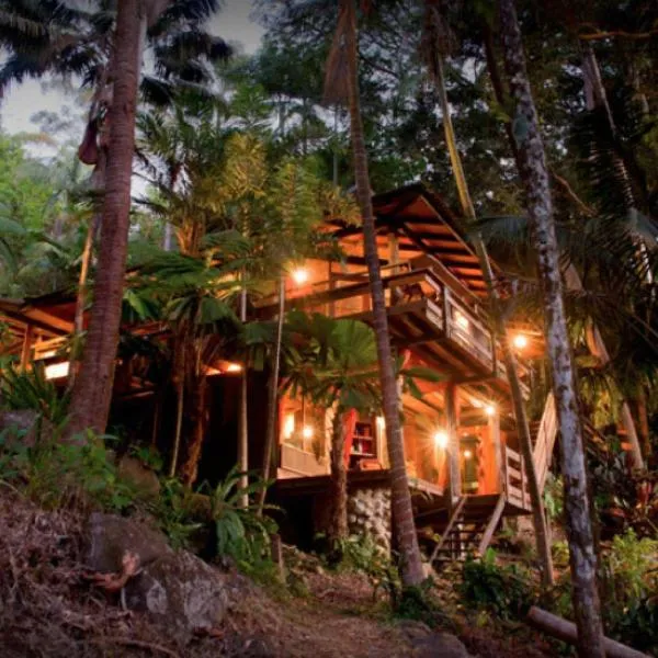 Currumbin Rainforest Treehouse، فندق في Currumbin Valley