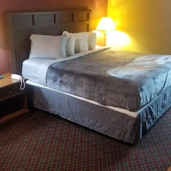 OSU Queen Bed Hotel Room 213 Wi-Fi Hot Tub Booking, hótel í Perry