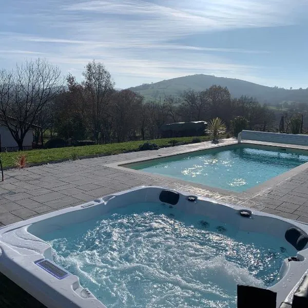 Studio Laina avec piscine, spa optionnel, ξενοδοχείο σε Irissarry