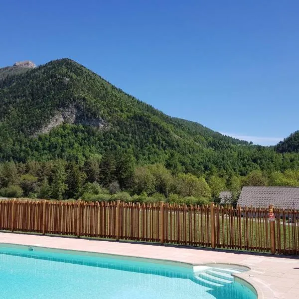 Camping les Auches: Ancelle şehrinde bir otel