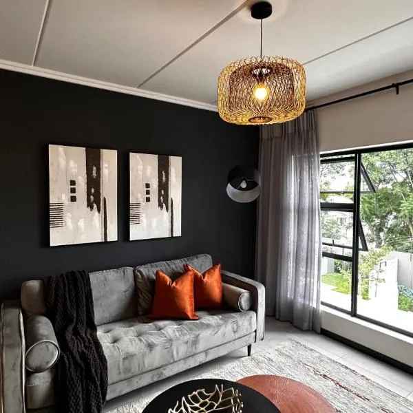 Stylish Executive Apartment with Power Backup, hotel a Johannesburg