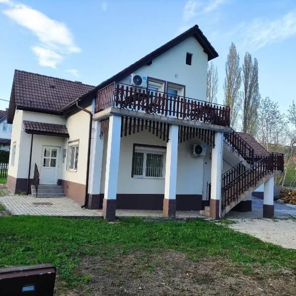 Gyöngyike Apartmanház Vonyarcvashegy, hotel di Vonyarcvashegy