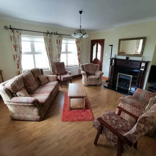 Cozy 6 Bedroom house with spectacular views, hotel v destinaci Belmullet