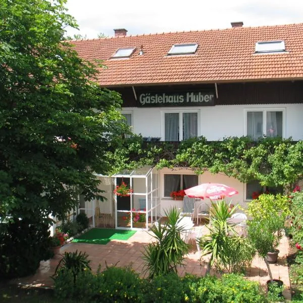 Gästehaus Huber - traditional Sixties Hostel, hotel in Feichten