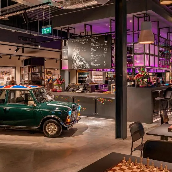 Moxy London Heathrow Airport, hotel in Hounslow