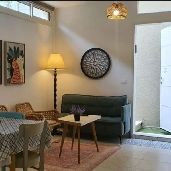 נקודת חן, hotel v destinaci Shadmot Devora
