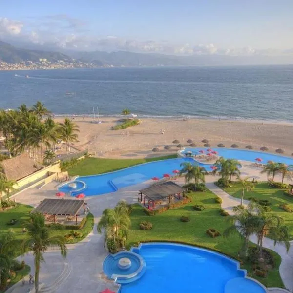 Ocean front Grand Venetian corner condo, hotel v destinaci Puerto Vallarta