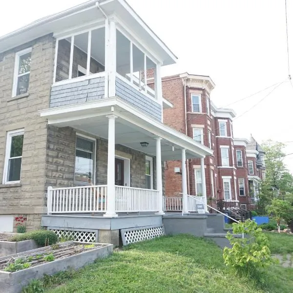Charming Victorian Home In Historic District, hotel v destinaci Newburgh