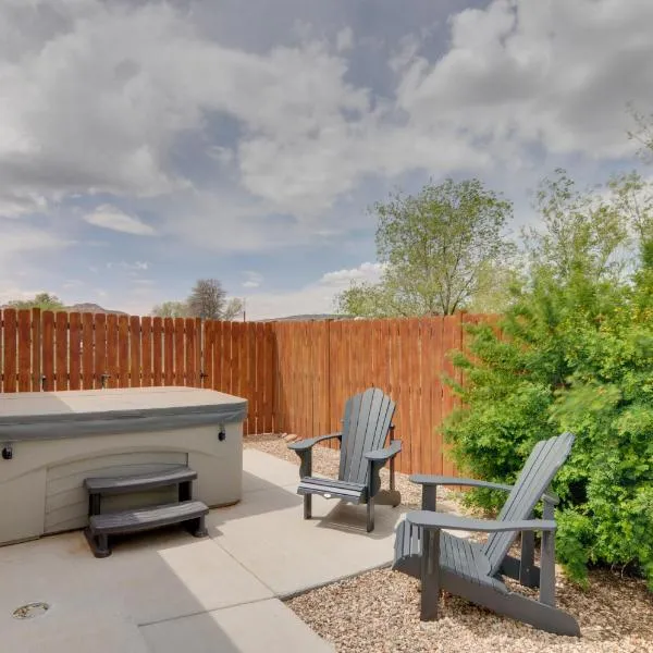 Utah Retreat - Hot Tub, Deck and Near National Parks, hotel in Escalante