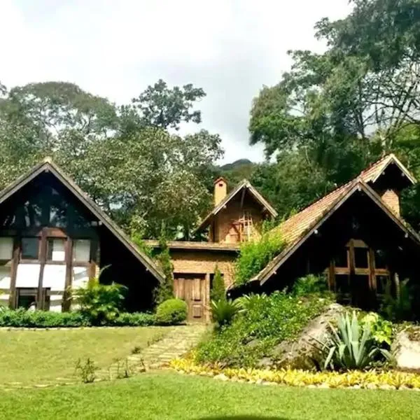 Casa com cachoeira e rio particular, hotel in Petrópolis