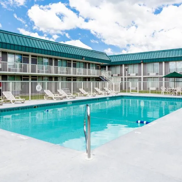 Red Roof Inn & Suites DeKalb, hotel in Sycamore