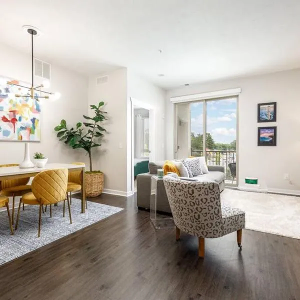Fun & trendy condo close to downtown and the beach, hotel in Traverse City