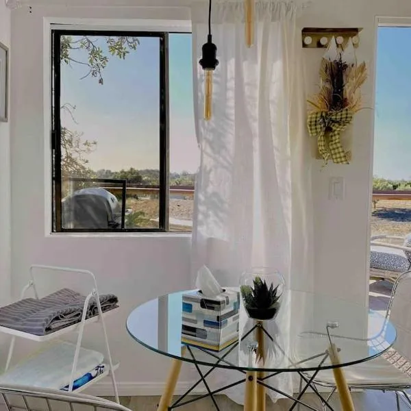 Malibu Serene Escape, Close to Beach & Hike, מלון במאליבו