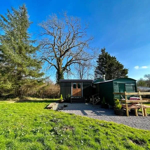 Shepherds Hut in enclosed field, hotel v destinaci Cardiff