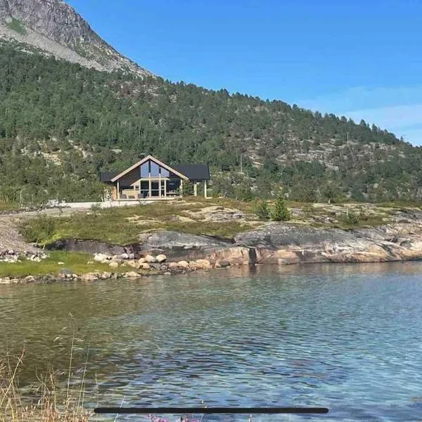 Ny hytte med sjøen. Fantastisk utsikt. Lofoten, hotel in Svensgam