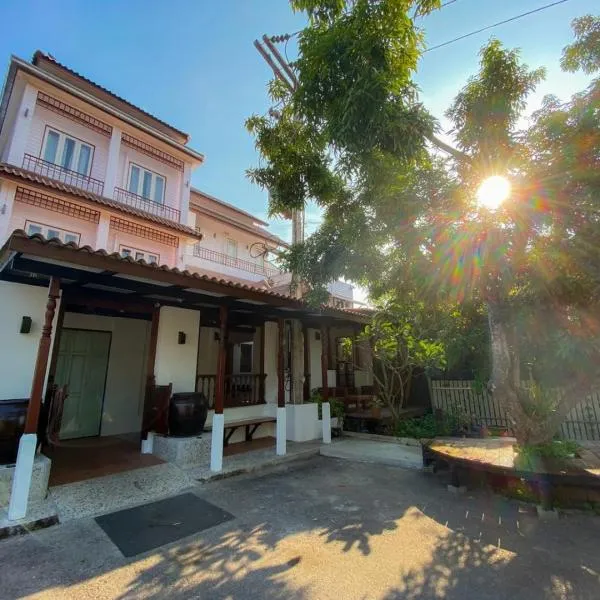 암파와에 위치한 호텔 Thanicha Resort Amphawa