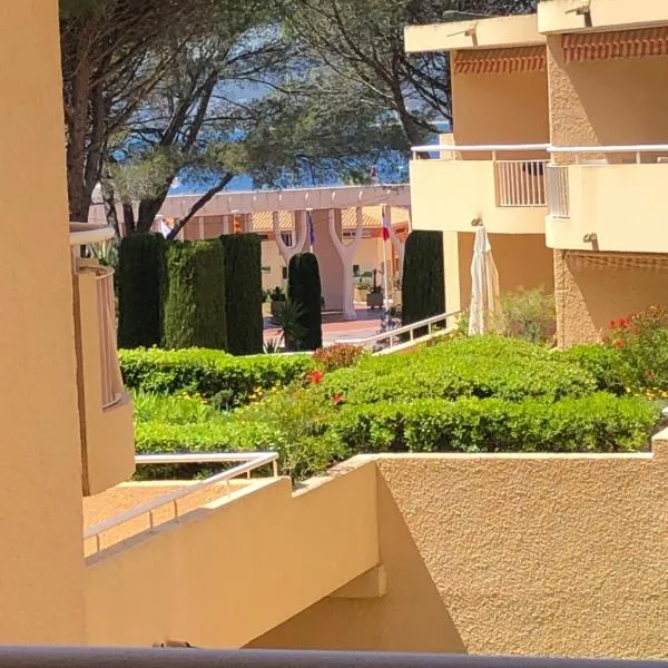Un grand studio face au port de Santa Lucia, hotel v destinaci Saint-Raphaël