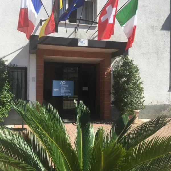 Al Centro, hotel v destinaci Verbania