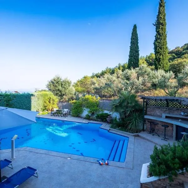 Pool sea view holiday home close to the beach, hotel en Kavala