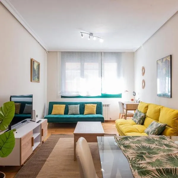 Apartamento céntrico con wifi y parking de coche tamaño medio, hotel en Cangas de Onís