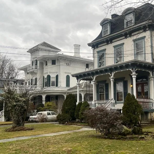 Private Victorian Apartment in convenient City location on 5 acre, Sleeps 5, hotel v destinaci Poughkeepsie