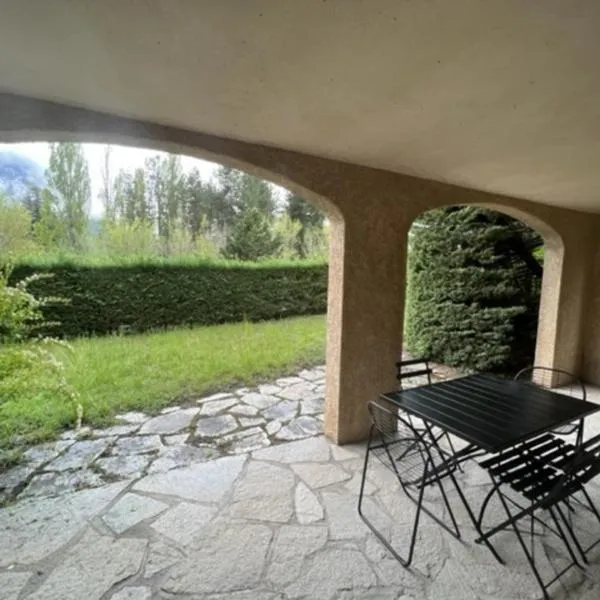 Bas de villa en face du lac de Savines, hotel in Savines