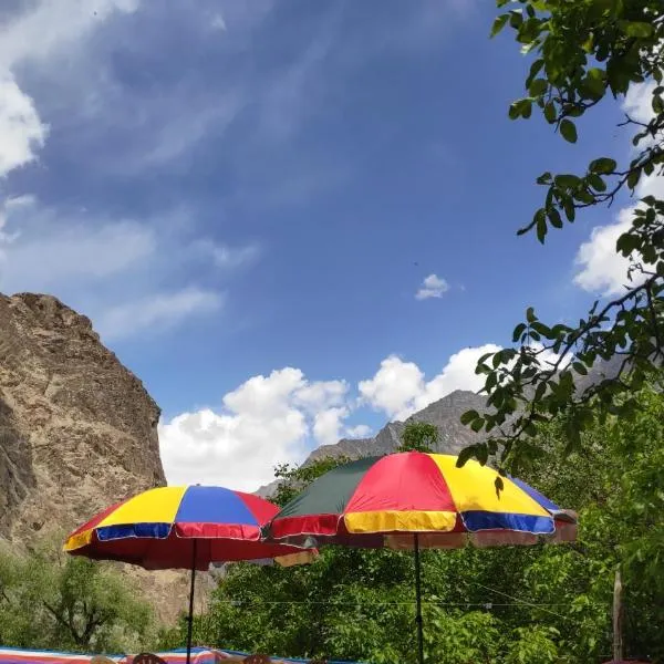 Rainbow guesthouse, hotel v destinaci Turtok