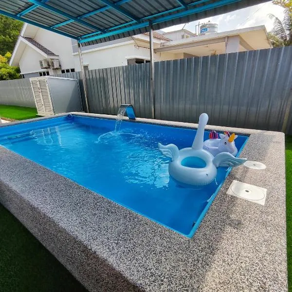 Homestay Temerloh with Private Pool Near Hospital 4 Bedroom 4 Aircond 10pax Free Wi-Fi Netflix, hotel in Temerloh