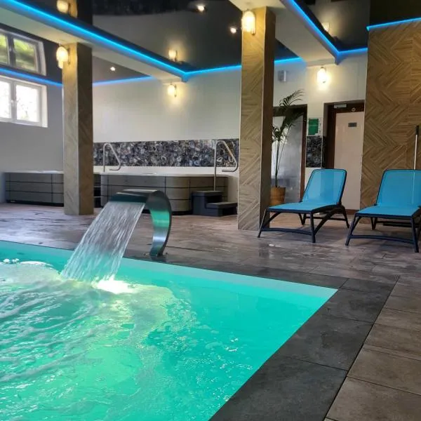 Dom Jastrzębia z basenem i jacuzzi، فندق في ياستراوبيا جورا
