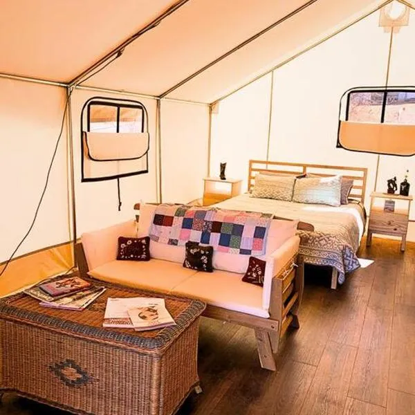 Silver Spur Homestead Luxury Glamping - The Cowboy, hotel v destinaci Tombstone