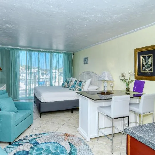 Waterfront Room, Heated Pool, Tiki Bar & Grill, hotel in Sarasota